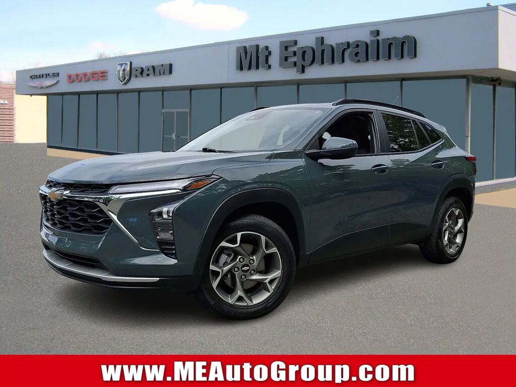 2025 Chevrolet Trax LT — photo 1 of 13