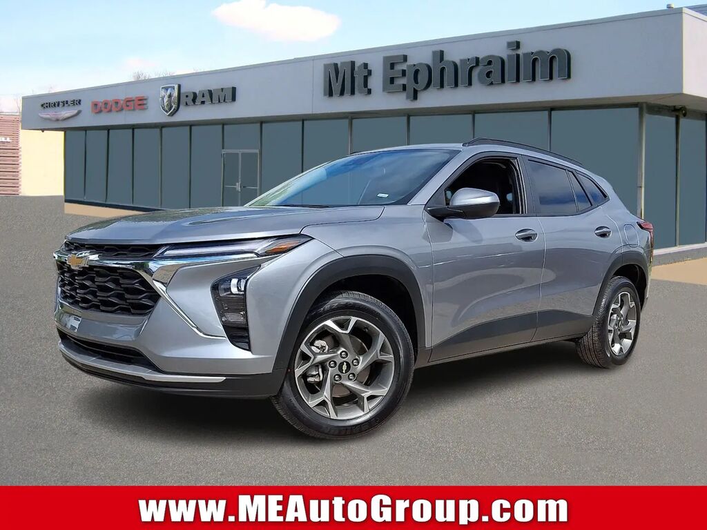 2025 Chevrolet Trax LT — photo 1 of 13