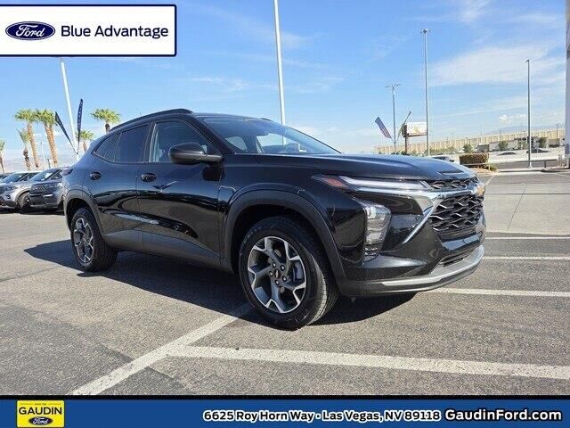 2025 Chevrolet Trax LT — photo 1 of 13