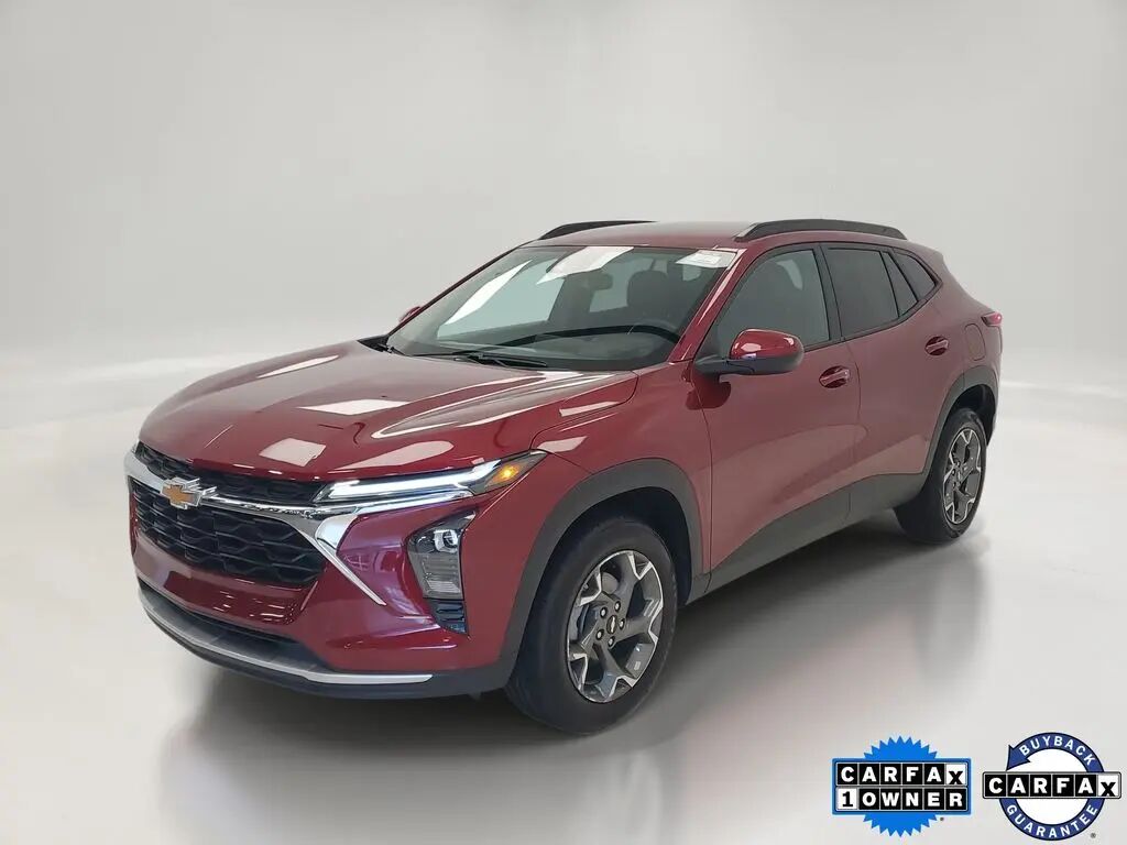 2025 Chevrolet Trax LT — photo 1 of 12