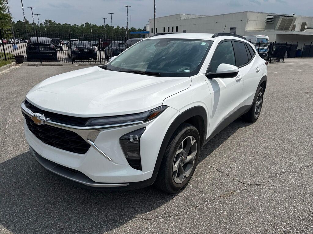 2025 Chevrolet Trax LT — photo 1 of 13