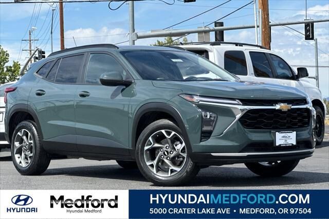 2025 Chevrolet Trax LT — photo 1 of 13