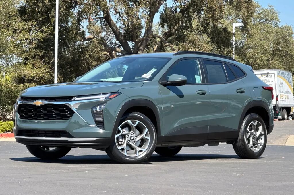 2025 Chevrolet Trax LT — photo 1 of 13