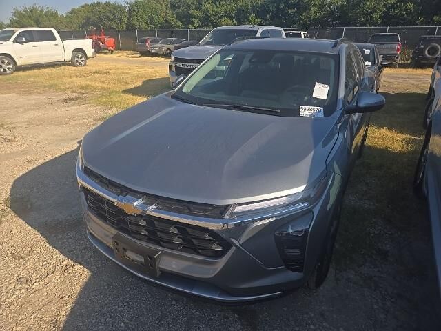 2025 Chevrolet Trax LT — photo 1 of 13