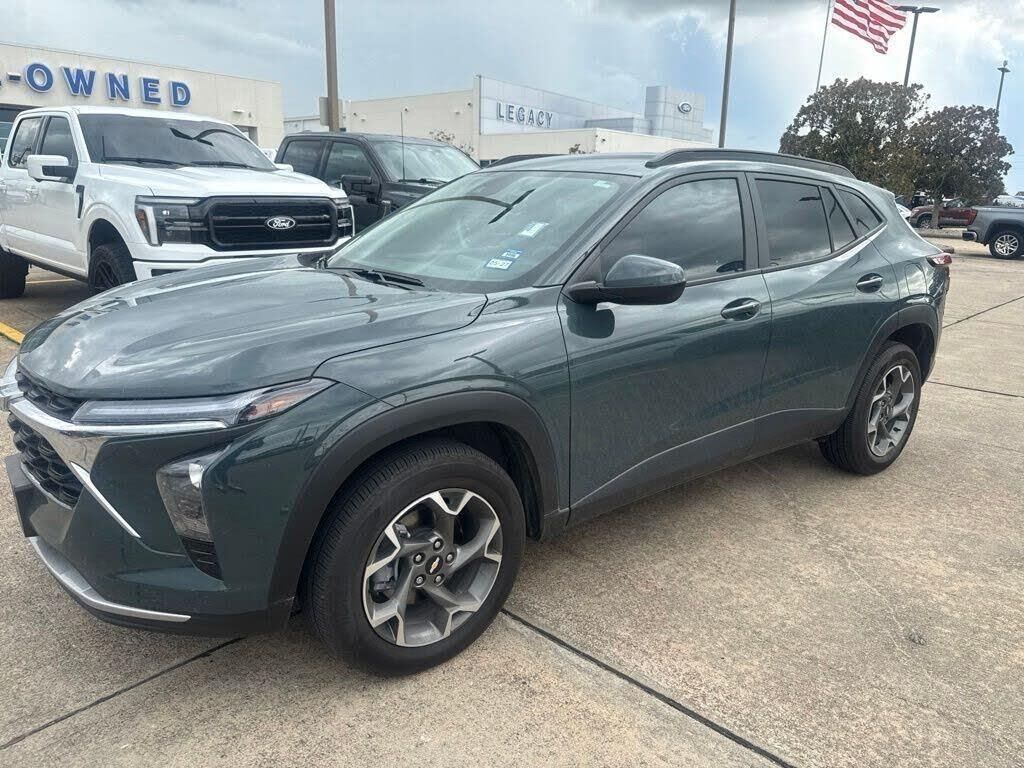 2025 Chevrolet Trax LT — photo 1 of 2
