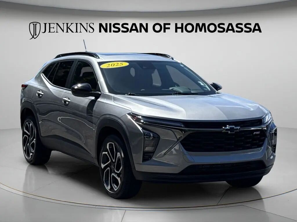2025 Chevrolet Trax RS — photo 1 of 6