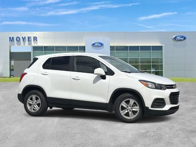 2022 Chevrolet Trax LS — photo 1 of 13