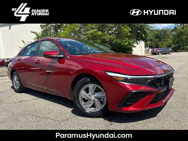 2024 Hyundai ELANTRA SE