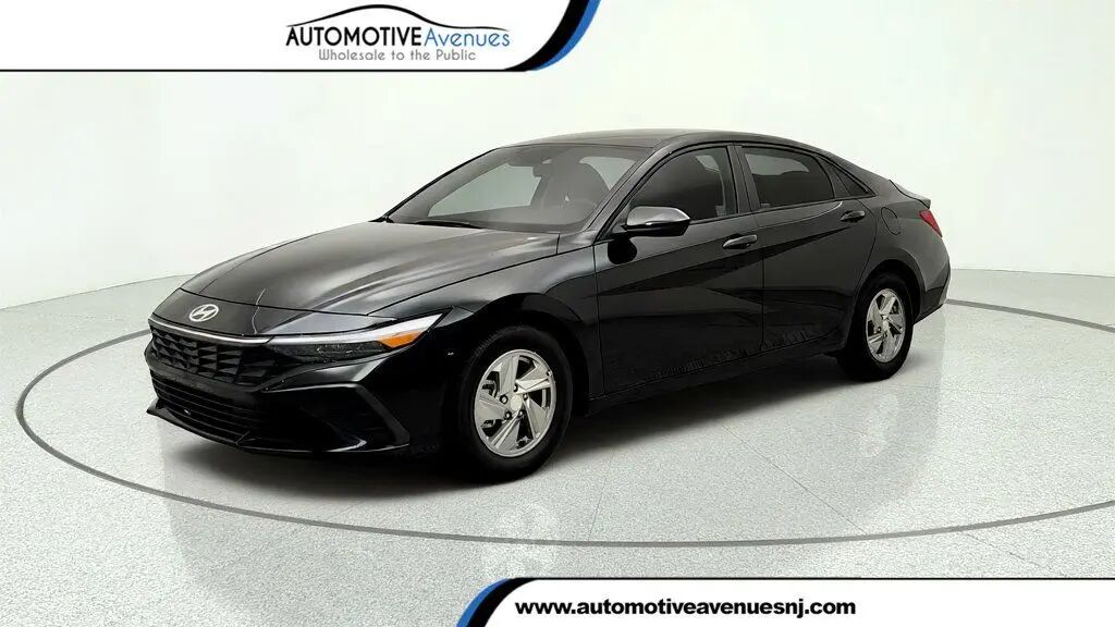 2025 Hyundai ELANTRA SE