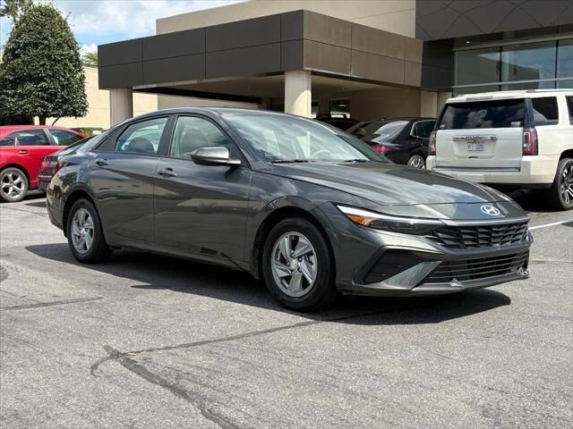 2024 Hyundai ELANTRA SE
