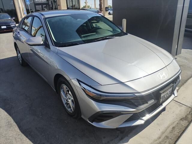 2025 Hyundai ELANTRA SE