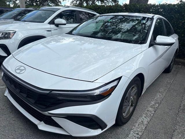 2025 Hyundai ELANTRA SE