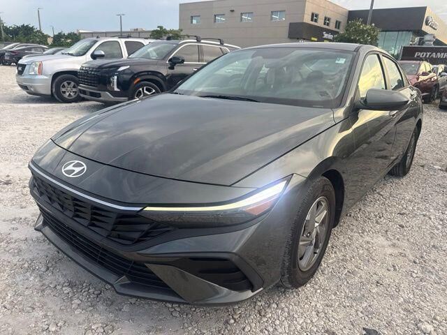 2025 Hyundai ELANTRA SE
