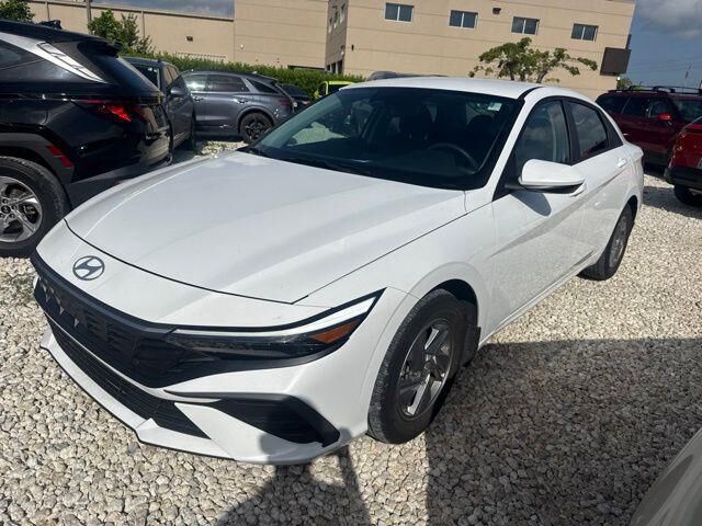 2024 Hyundai ELANTRA SE
