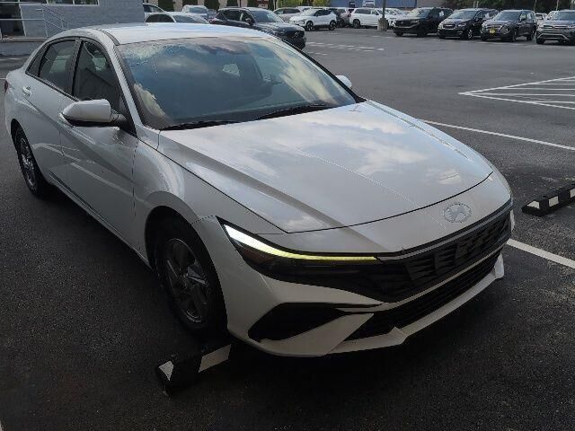 2025 Hyundai ELANTRA SE