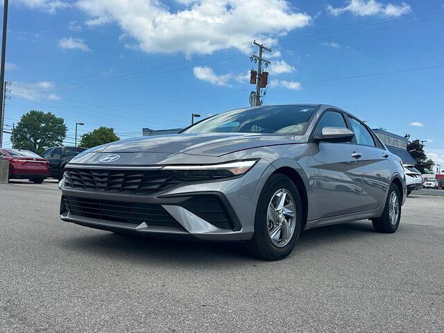 2024 Hyundai ELANTRA SE