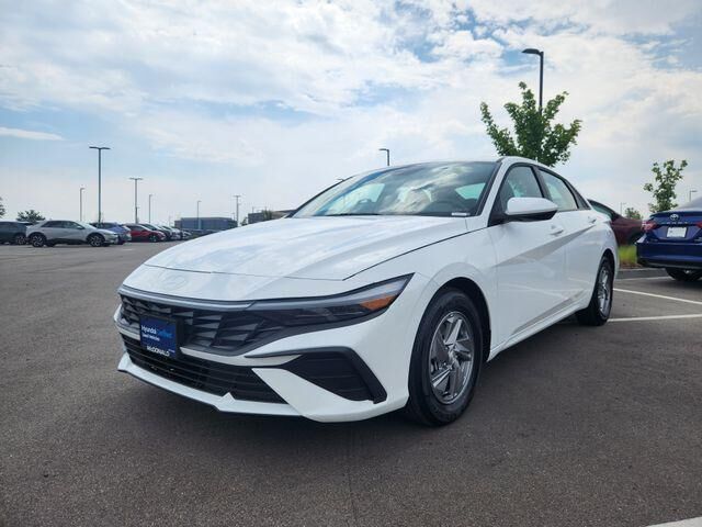 2025 Hyundai ELANTRA SE