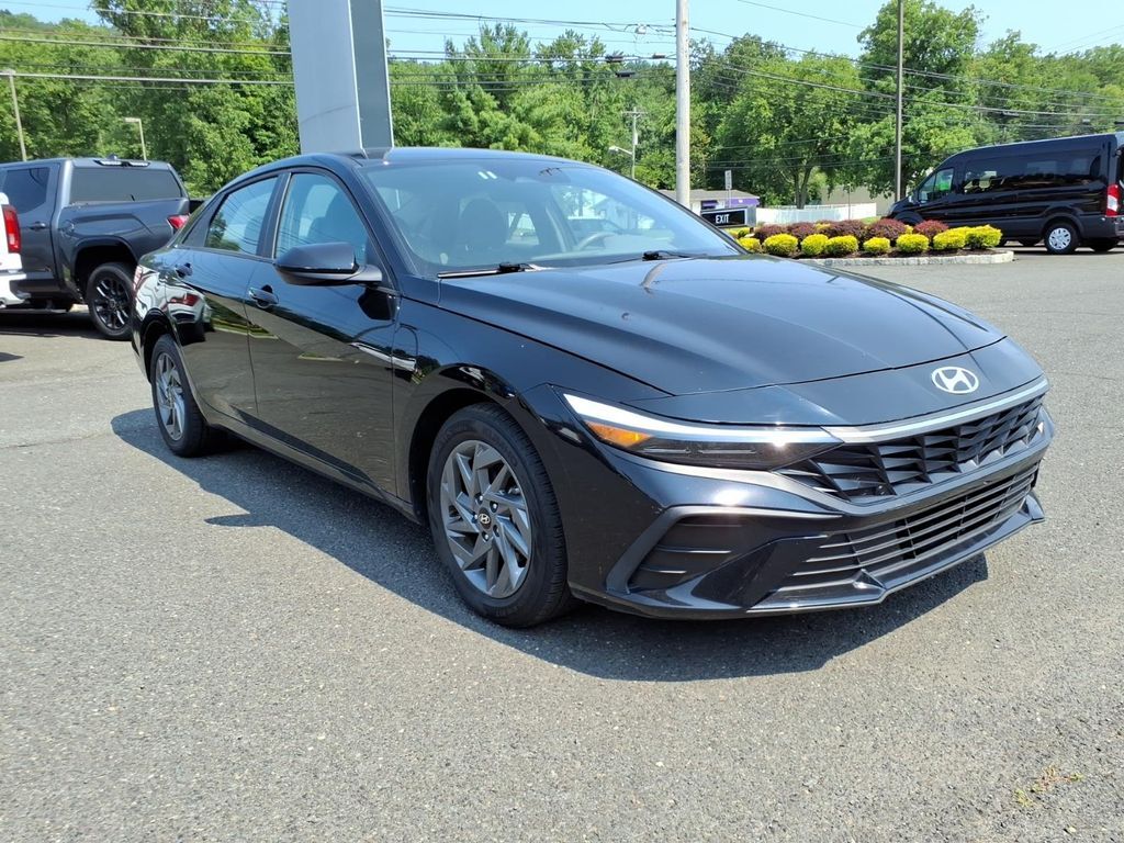 2024 Hyundai Elantra SEL — photo 1 of 13