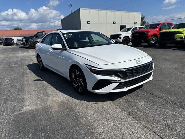 2025 Hyundai ELANTRA SEL Convenience — photo 1 of 12