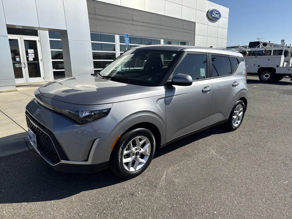 2024 Kia Soul LX — photo 1 of 13