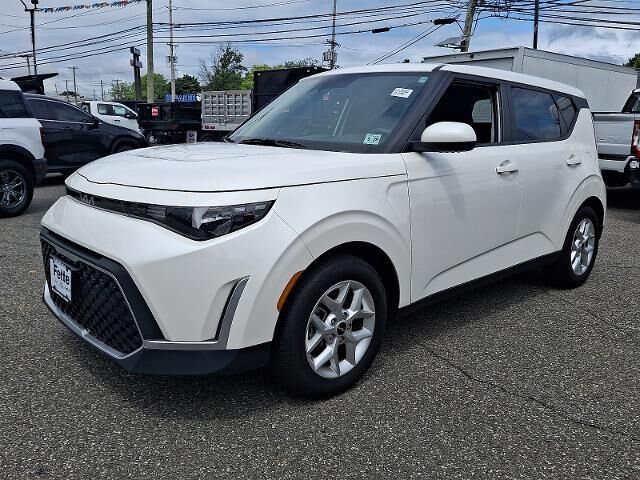 2024 Kia Soul LX — photo 1 of 13