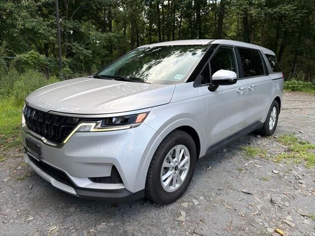 2023 Kia Carnival LX — photo 1 of 13