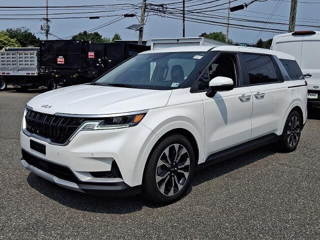 2024 Kia Carnival EX — photo 1 of 2