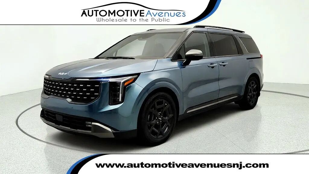 2025 Kia Carnival SX — photo 1 of 3