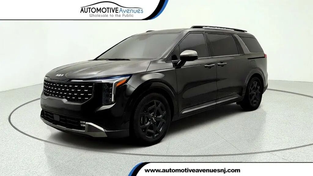 2025 Kia Carnival SX — photo 1 of 13