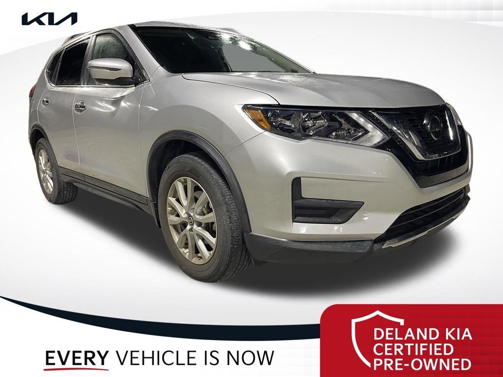 2019 Nissan Rogue SV — photo 1 of 10