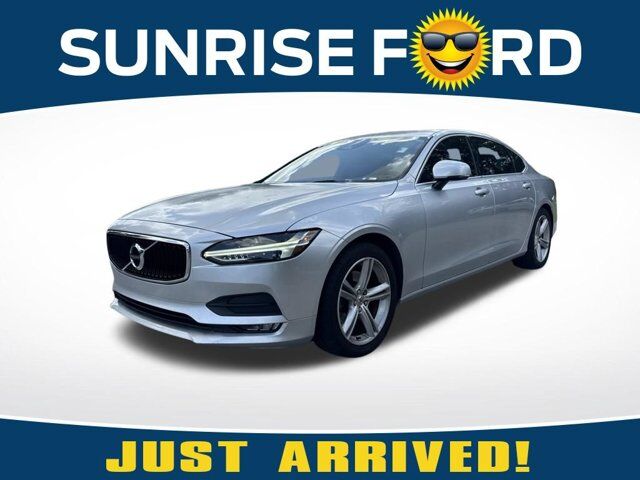 2018 Volvo S90 Momentum — photo 1 of 13