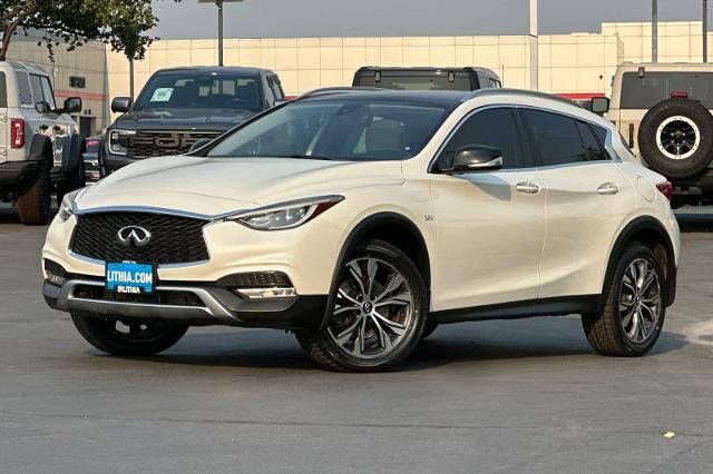 2017 INFINITI QX30 Premium