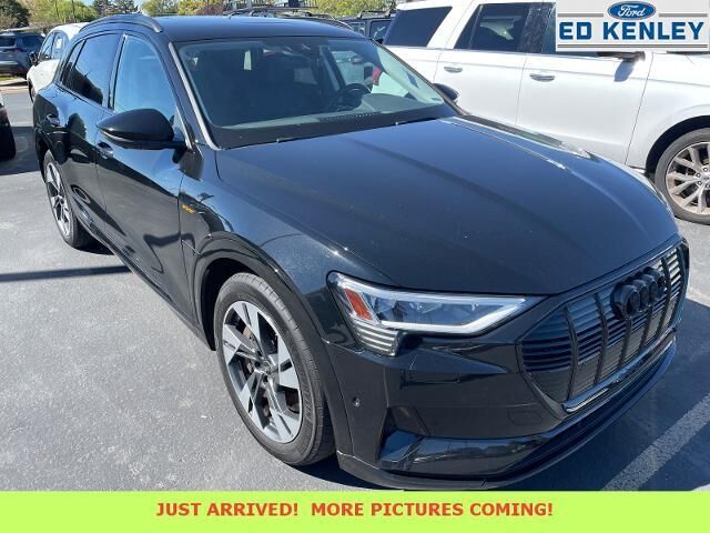 2022 Audi e-tron quattro Premium