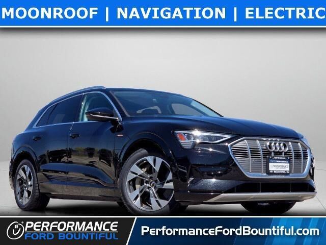 2022 Audi e-tron quattro Premium — photo 1 of 13