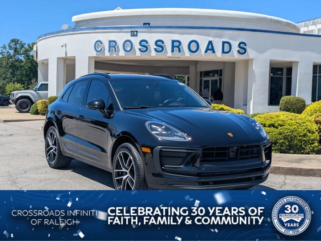 2023 Porsche Macan Base — photo 1 of 1