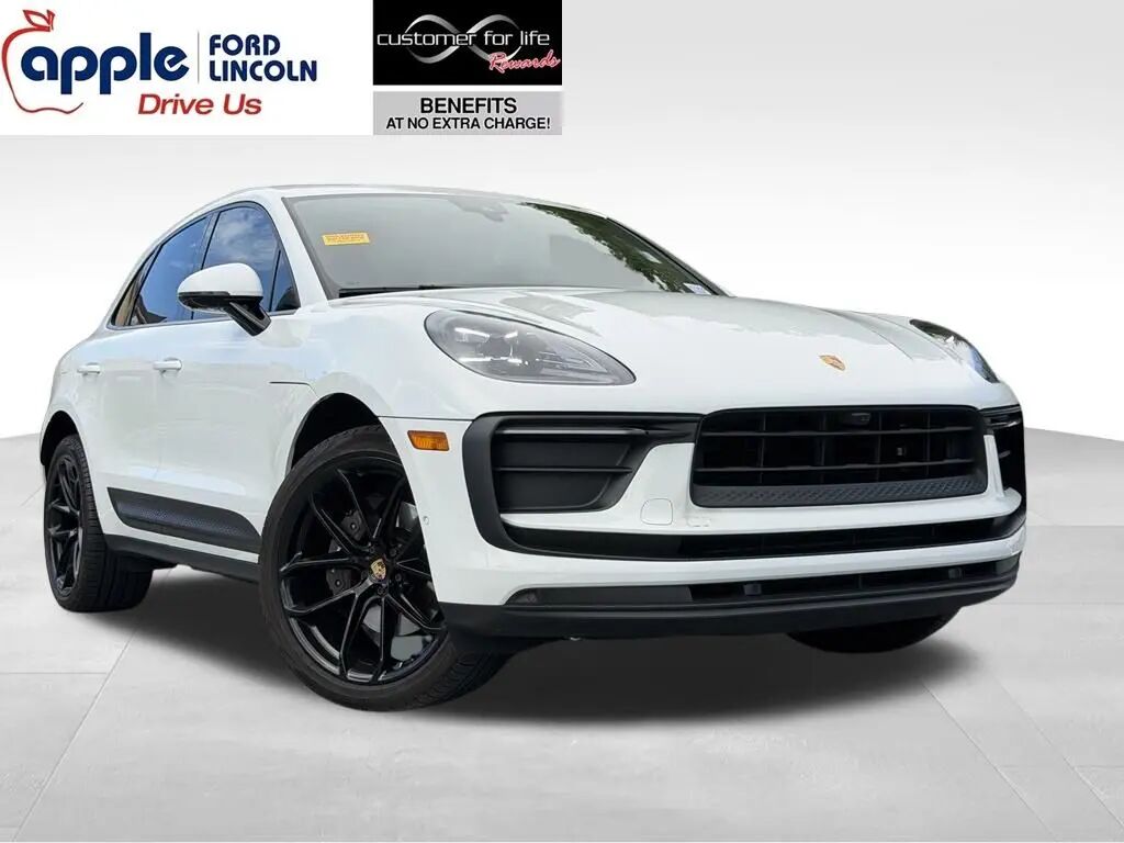 2022 Porsche Macan Base — photo 1 of 11