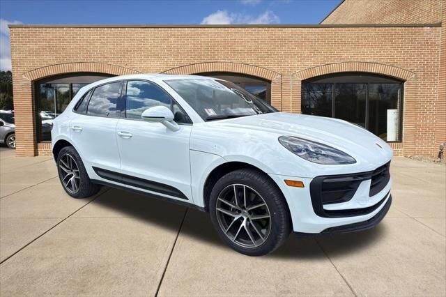 2025 Porsche Macan Base — photo 1 of 1