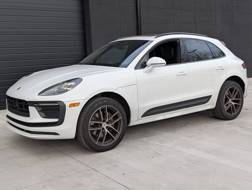 2025 Porsche Macan — photo 1 of 13