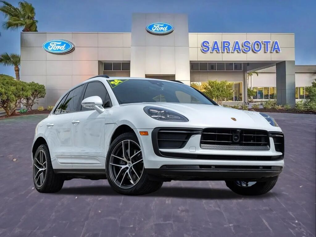 2024 Porsche Macan Base — photo 1 of 13