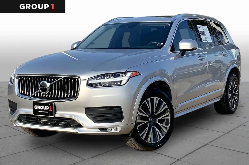 2022 Volvo XC90 T5 Momentum — photo 1 of 12