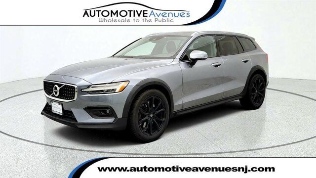 2021 Volvo V60 Cross Country T5 AWD w/ Climate Package &amp; 19'' Wheels — photo 1 of 13