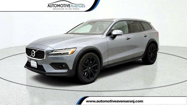 2021 Volvo V60 Cross Country T5 AWD w/ Climate Package &amp; 19'' Wheels