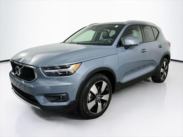 2022 Volvo XC40 T5 Momentum
