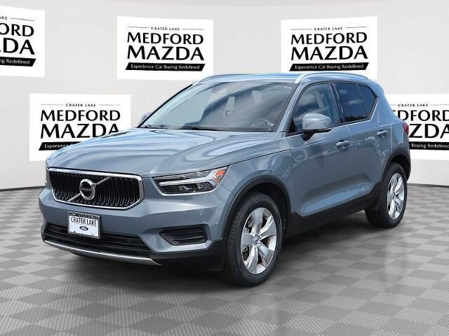 2022 Volvo XC40 T5 Momentum