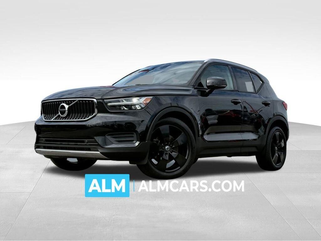2020 Volvo XC40 T5 Momentum — photo 1 of 13