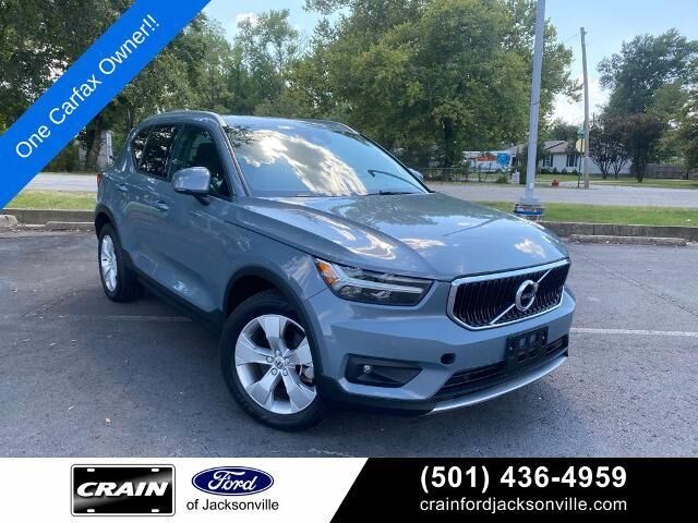 2022 Volvo XC40 T5 Momentum — photo 1 of 13