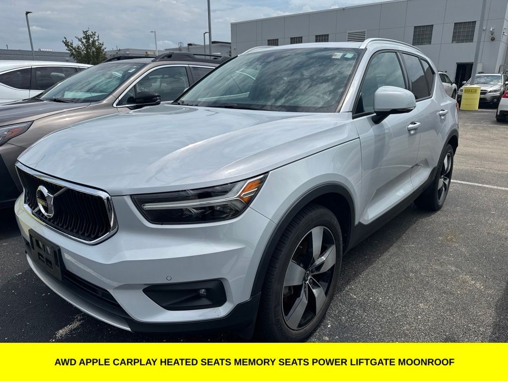 2021 Volvo XC40 Momentum — photo 1 of 13