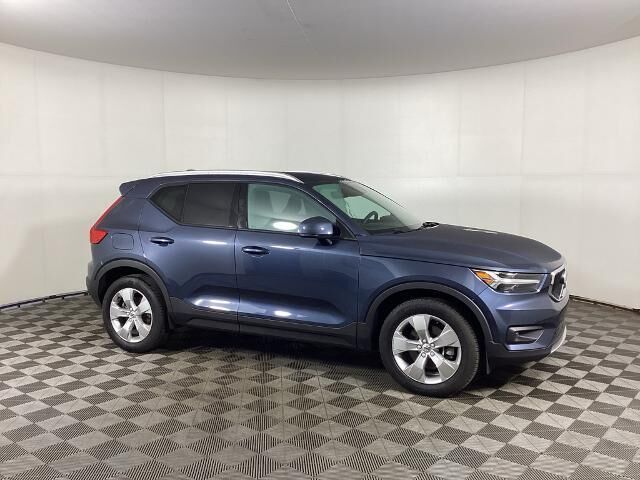 2022 Volvo XC40 T5 Momentum — photo 1 of 13