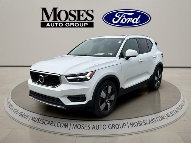 2021 Volvo XC40 T5 Momentum — photo 1 of 13