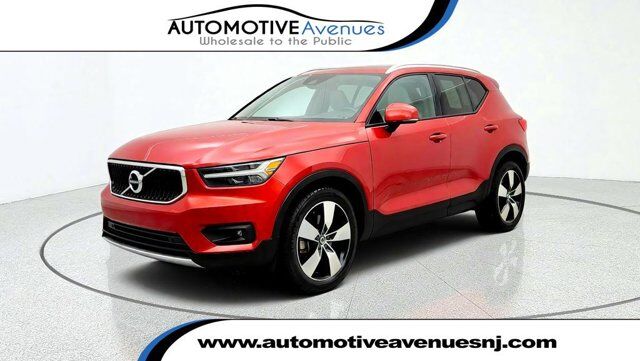 2021 Volvo XC40 Momentum — photo 1 of 1